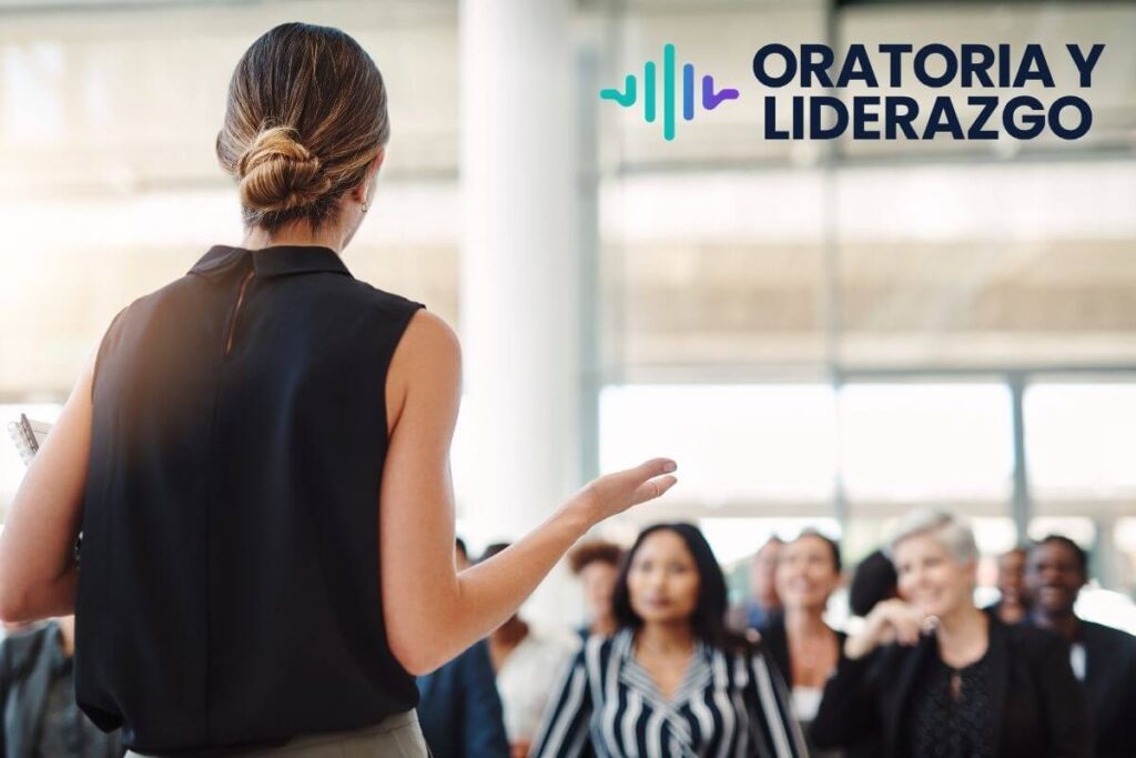 Persona aplicando técnicas para hablar bien en público sin miedo, frente a una audiencia